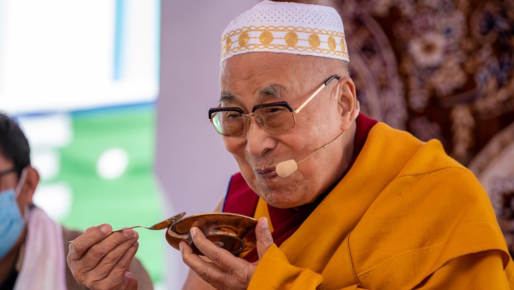 Su Santidad el Dalái Lama disfrutando de una golosina tradicional durante una pausa para el té en su reunión con miembros de la comunidad musulmana en el Eid Gah en Padum, Zanskar, Ladakh, UT, India, el 13 de agosto de 2022. Foto de Tenzin Choejor