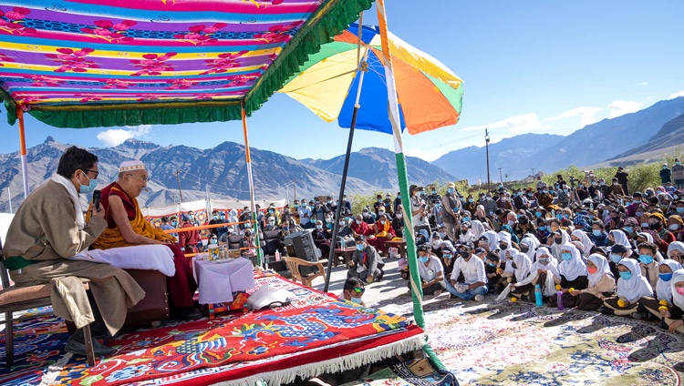 Su Santidad el Dalái Lama dirigiéndose a los miembros de la comunidad musulmana en el Eid Gah en Padum, Zanskar, Ladakh, UT, India el 13 de agosto de 2022. Foto de Tenzin Choejor