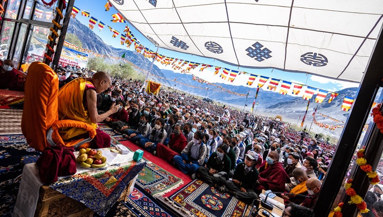 Su Santidad el Dalái Lama hablando a más de 4000 estudiantes y miembros de la comunidad local en el campo de enseñanza en Padum, Zanskar, Ladakh, UT, India el 13 de agosto de 2022. Foto de Tenzin Choejor