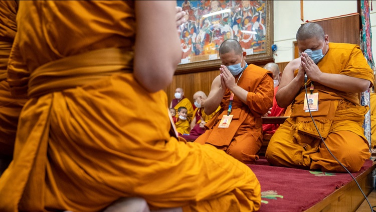 Un grupo de monjes budistas tailandeses recitando el Mangala Sutta en pali mientras Su Santidad el Dalái Lama toma asiento en el Templo Tibetano Principal en Dharamsala, HP, India, el 15 de septiembre de 2022. Foto de Tenzin Choejor