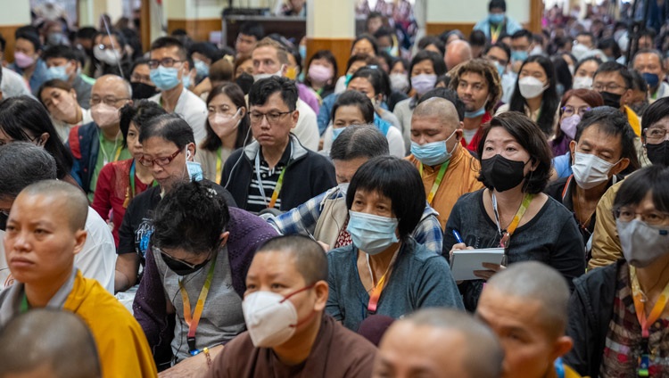 Miembros del público del sudeste asiático escuchando la enseñanza de Su Santidad el Dalái Lama en el Templo Tibetano Principal de Dharamsala, HP, India, el 15 de septiembre de 2022. Foto de Tenzin Choejor