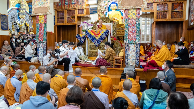 Un grupo de Indonesia recitando el «Sutra del Corazón» en indonesio al comienzo del segundo día de las enseñanzas de Su Santidad el Dalái Lama en el Templo Tibetano Principal de Dharamsala, HP, India, el 16 de septiembre de 2022. Foto de Tenzin Choejor