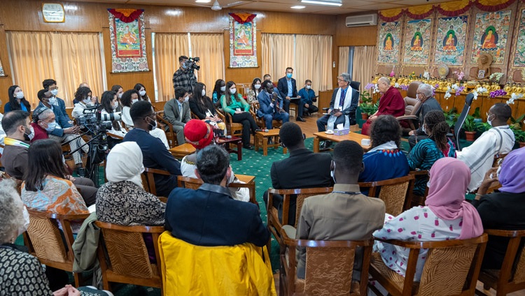 Una vista de la sala de reuniones en el primer día de diálogo con los líderes de la Juventud del Instituto de la Paz de los Estados Unidos (USIP) en la residencia de Su Santidad el Dalái Lama en Dharamsala, HP, India, el 22 de septiembre de 2022. Foto de Tenzin Choejor