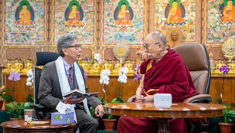 El moderador David Yang inaugurando el segundo día de diálogo con Su Santidad el Dalái Lama y los líderes juveniles del Instituto de Estados Unidos para la Paz (USIP) en Dharamsala, HP, India, el 23 de septiembre de 2022. Foto de Tenzin Choejor