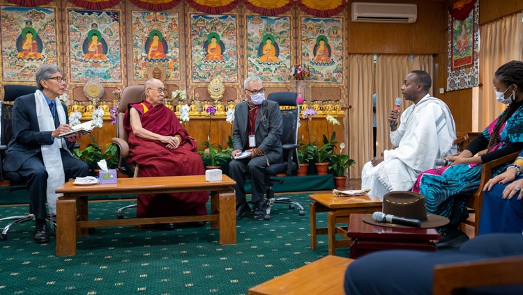 Mohamed, de Somalia, compartiendo sus experiencias en el primer día de diálogo con los líderes juveniles del Instituto de la Paz de los Estados Unidos (USIP) en la residencia de Su Santidad el Dalái Lama en Dharamsala, India, el 22 de septiembre de 2022. Foto de Tenzin Choejor