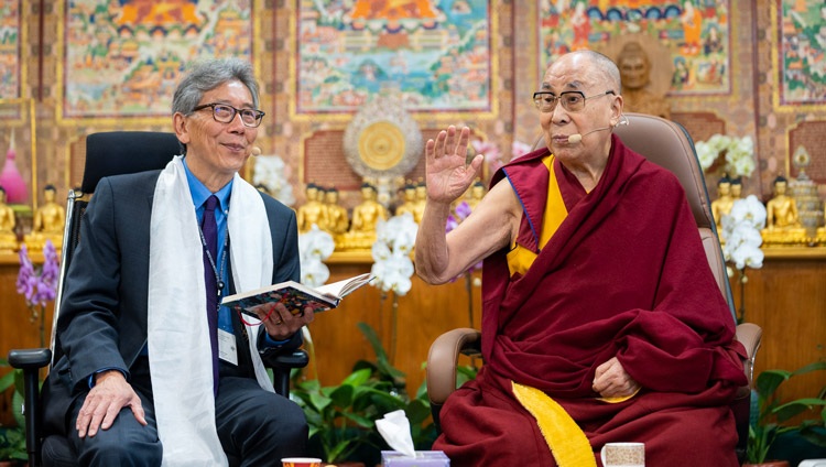 David Yang, vicepresidente de Transformación Aplicada de Conflictos de la USIP, escucha a Su Santidad el Dalái Lama responder a la primera serie de presentaciones en el primer día de diálogo con los líderes de la Juventud de la USIP en Dharamsala, HP, India, el 22 de septiembre de 2022. Foto de Tenzin Choejor