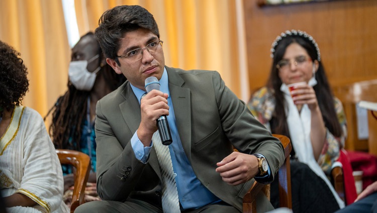 Sebastián de Colombia compartiendo su historia en el primer día de diálogo con los líderes juveniles del Instituto de la Paz de los Estados Unidos (USIP) en la residencia de Su Santidad el Dalái Lama en Dharamsala, HP, India, el 22 de septiembre de 2022. Foto de Tenzin Choejor