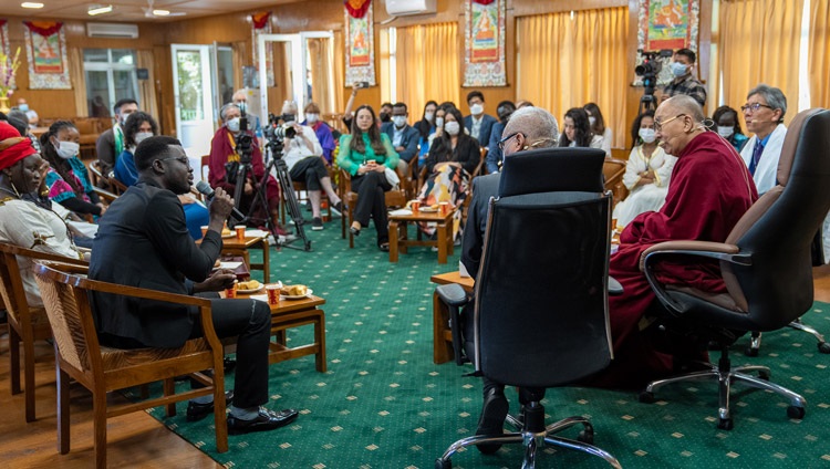 Denis, de Sudán del Sur, haciendo su presentación en el primer día de diálogo con los líderes juveniles del Instituto de la Paz de los Estados Unidos (USIP) en la residencia de Su Santidad el Dalái Lama en Dharamsala, HP, India, el 22 de septiembre de 2022. Foto de Tenzin Choejor