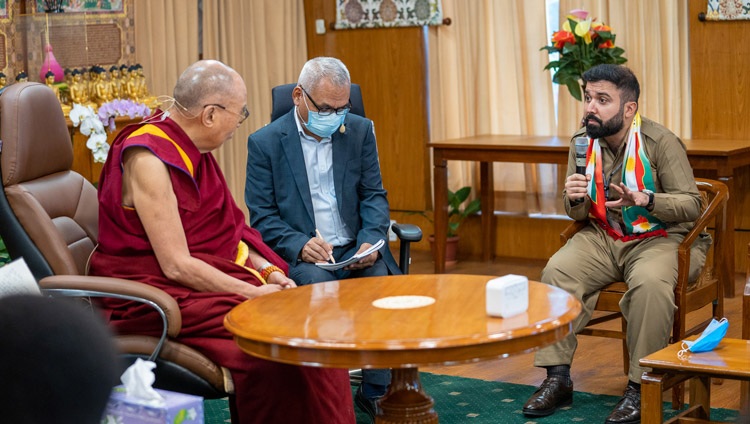 Hazar, un kurdo de Irak compartiendo su historia en el segundo día del diálogo con Su Santidad el Dalái Lama y los líderes juveniles del Instituto de la Paz de los Estados Unidos (USIP) en Dharamsala, HP, India, el 23 de septiembre de 2022. Foto de Tenzin Choejor