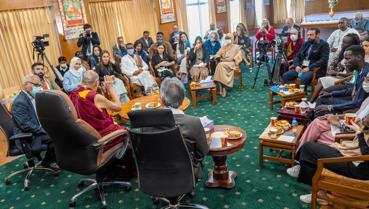 Una vista de la sala de reuniones en la residencia de Su Santidad el Dalái Lama durante el segundo día del diálogo con los líderes juveniles del Instituto de la Paz de los Estados Unidos (USIP) en Dharamsala, HP, India, el 23 de septiembre de 2022. Foto de Tenzin Choejor