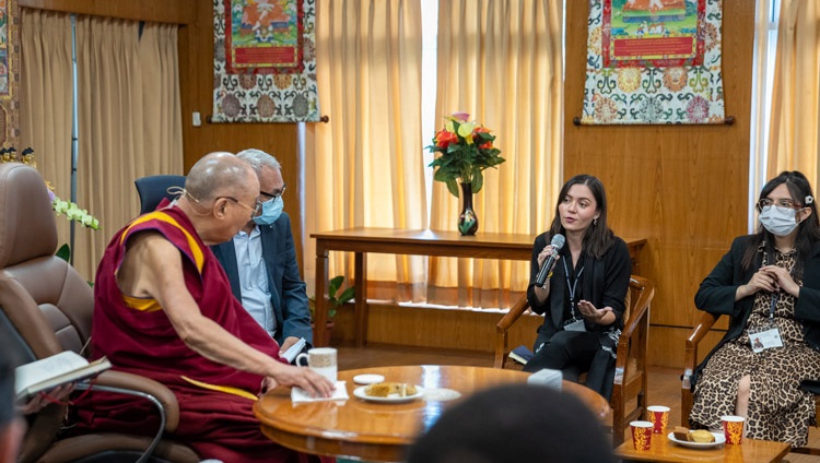 Isabela de Colombia compartiendo su historia en el segundo día del diálogo con Su Santidad el Dalái Lama y los líderes juveniles del Instituto de la Paz de los Estados Unidos (USIP) en Dharamsala, HP, India, el 23 de septiembre de 2022. Foto de Tenzin Choejor