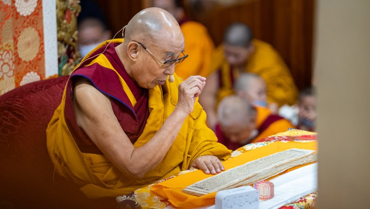 Su Santidad el Dalái Lama leyendo el capítulo dos del «Comentario sobre la cognición válida» de Dharmakirti en el primer día de enseñanzas en el Templo Tibetano Principal de Dharamsala, HP, India, el 3 de octubre de 2022. Foto de Tenzin Choejo