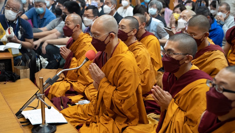 El maestro de cantos dirigiendo la recitación del «Sutra del Corazón» en chino al comienzo del primer día de las enseñanzas de Su Santidad el Dalái Lama en el Templo Tibetano Principal de Dharamsala, HP, India, el 3 de octubre de 2022. Foto de Tenzin Choejor