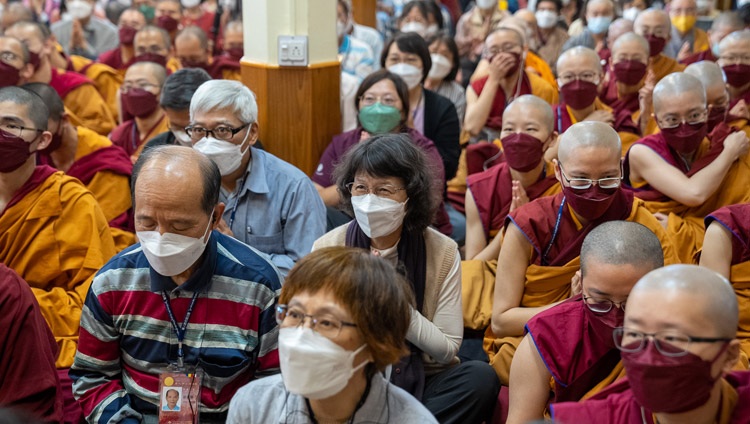 Algunos de los discípulos de Taiwán escuchando las palabras de Su Santidad el Dalái Lama durante el primer día de enseñanzas en el Templo Tibetano Principal de Dharamsala, HP, India, el 3 de octubre de 2022. Foto de Tenzin Choejor