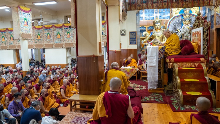 Su Santidad el Dalái Lama dirigiéndose a la congregación en el Templo Tibetano Principal durante el primer día de enseñanzas en Dharamsala, HP, India, el 3 de octubre de 2022. Foto de Tenzin Choejor