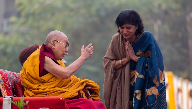 Smt Rashmi Malik, the Principal of Salwan Public School, Gurugram thanking His Holiness the Dalai Lama at the conclusion of the program at Salwan Public School in Gurugram, India on December 21, 2022. Photo by Tenzin Choejor