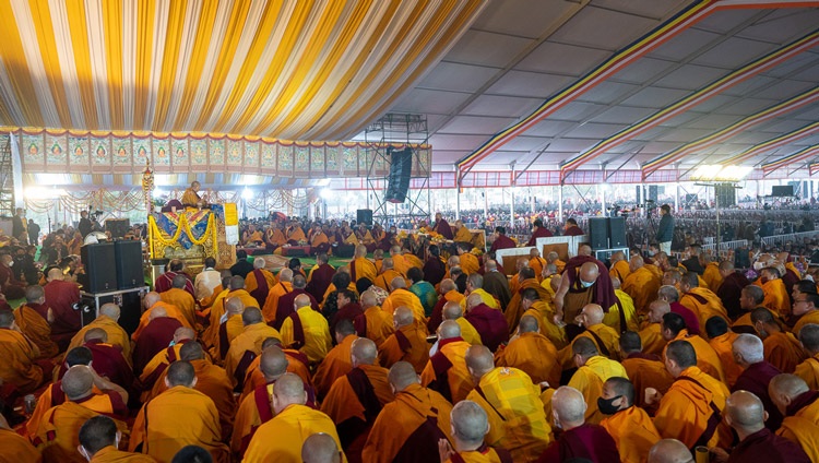 Vista del escenario del Campo de Enseñanza de Kalachakra durante las plegarias de larga vida ofrecidas a Su Santidad el Dalái Lama por la Tradición Geluk en Bodhgaya, Bihar, India, el 1 de enero de 2023. Foto de Tenzin Choejor