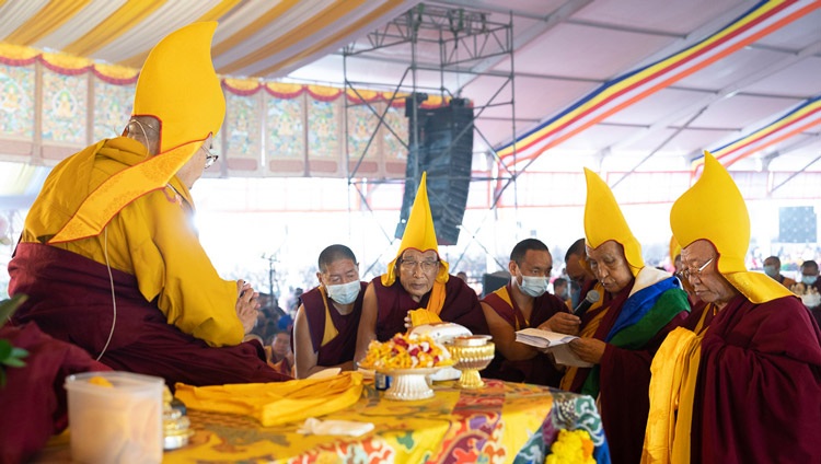 Gaden Tri Rinpoché leyendo un homenaje que repasa la vida de Su Santidad el Dalái Lama y le pide que viva mucho tiempo durante la oración de larga vida en el Campo de Enseñanza de Kalachakra en Bodhgaya, Bihar, India, el 1 de enero de 2023. Foto de Tenzin Choejor