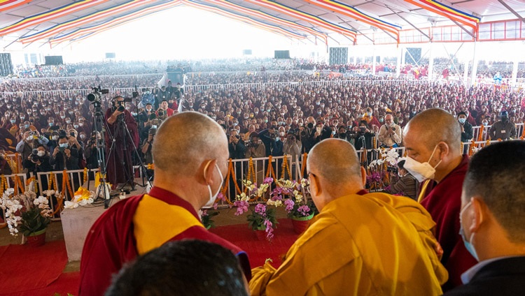 Su Santidad el Dalái Lama saluda a la multitud al final de las oraciones de larga vida en el Campo de Enseñanza de Kalachakra en Bodhgaya, Bihar, India, el 1 de enero de 2023. Foto de Tenzin Choejor