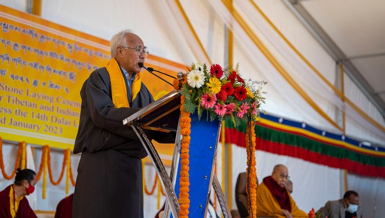 El director interino del proyecto, Tempa Tsering, dando la bienvenida a los asistentes a la ceremonia de colocación de la primera piedra del Centro Dalái Lama para la Sabiduría Antigua Tibetana e India en Bodhgaya, Bihar, India, el 3 de enero de 2023. Foto de Tenzin Choejor