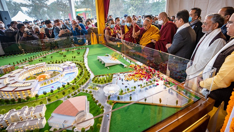 Su Santidad el Dalái Lama bendice una maqueta de los edificios propuestos antes de subir al escenario en la ceremonia de colocación de la primera piedra del Centro Dalái Lama para la Sabiduría Antigua Tibetana e India en Bodhgaya, Bihar, India, el 3 de enero de 2023. Foto de Tenzin Choejor