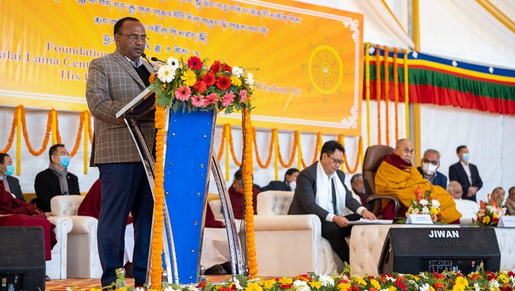 Kumar Sarvjeet, Diputado por Bodhgaya y Ministro de Agricultura del Gobierno de Bihar hablando en nombre del Ministro Principal, Nitish Kumar en la Ceremonia de Colocación de la Primera Piedra del Centro Dalái Lama para la Sabiduría Antigua Tibetana e India en Bodhgaya, Bihar, India el 3 de enero de 2023. Foto de Tenzin Choejor