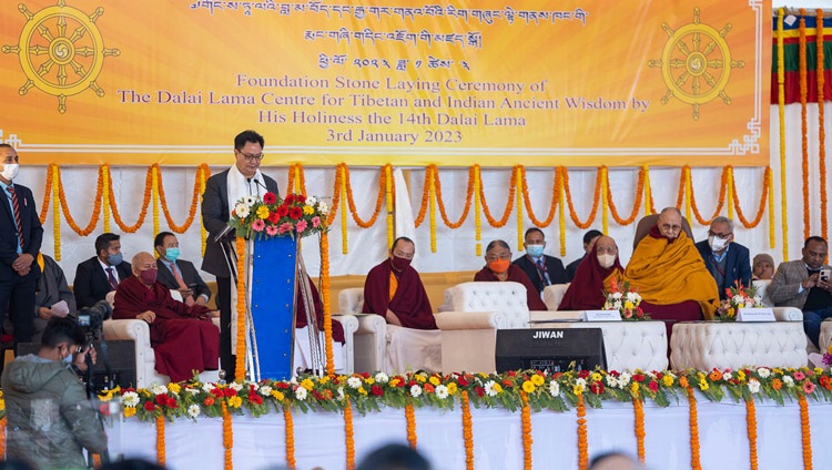 El Honorable Kiren Rijiju, Ministro de Ley y Justicia del Gobierno Central dirigiéndose a la audiencia en la Ceremonia de Colocación de la Primera Piedra del Centro Dalái Lama para la Sabiduría Antigua Tibetana e India en Bodhgaya, Bihar, India el 3 de enero de 2023. Foto de Tenzin Choejor