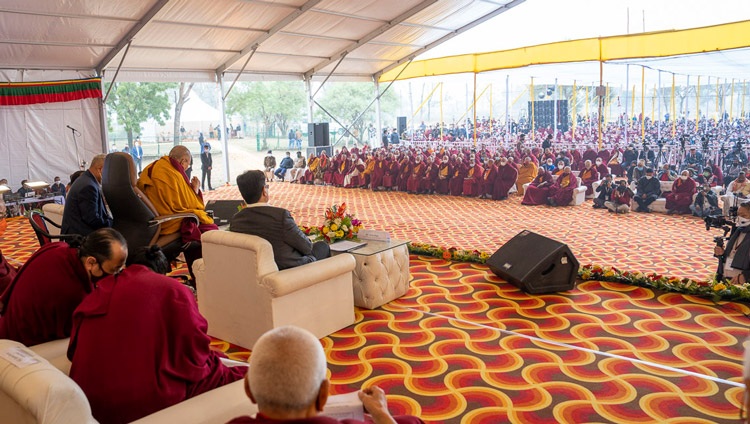 Vista desde el escenario durante la intervención de Su Santidad el Dalái Lama en la ceremonia de colocación de la primera piedra del Centro Dalái Lama para la Sabiduría Antigua Tibetana e India en Bodhgaya, Bihar, India, el 3 de enero de 2023. Foto de Tenzin Choejor