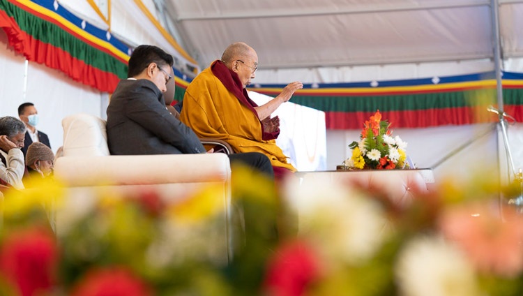 Su Santidad el Dalái Lama dirigiéndose a los asistentes a la Ceremonia de Colocación de la Primera Piedra del Centro Dalái Lama para la Sabiduría Antigua Tibetana e India en Bodhgaya, Bihar, India, el 3 de enero de 2023. Foto de Tenzin Choejor