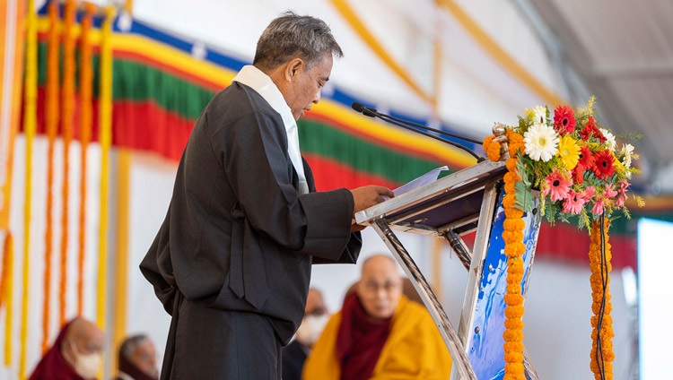 Karma Chungdak ofrece unas palabras de agradecimiento al término de la ceremonia de colocación de la primera piedra del Centro Dalái Lama para la Sabiduría Antigua Tibetana e India en Bodhgaya, Bihar, India, el 3 de enero de 2023. Foto de Tenzin Choejor