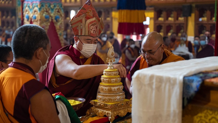 Shechen Rabjam Rinpoché ofreciendo un mandala a Su Santidad el Dalái Lama durante las oraciones de larga vida ofrecidas por los miembros de la tradición Ñingma en el monasterio Palyul Namdroling de Bodhgaya, Bihar, India, el 18 de enero de 2023. Foto de Tenzin Choejor