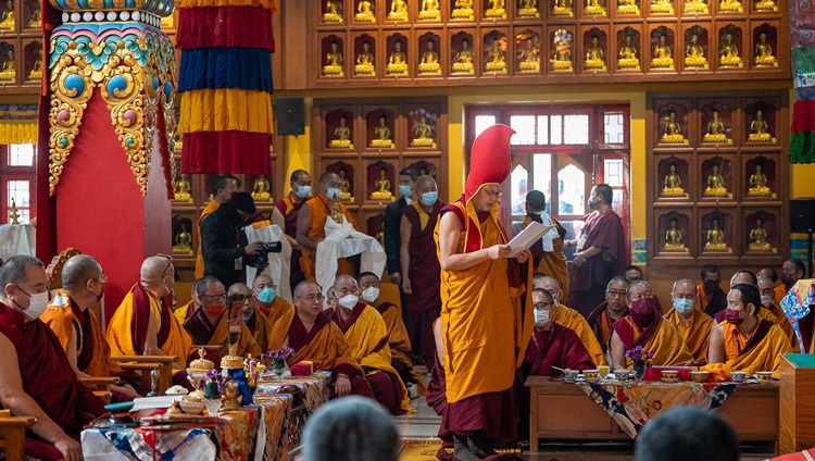 Kunsang Dechen, abad del monasterio de Namdroling, recitando un homenaje a Su Santidad el Dalái Lama junto con peticiones para que viva mucho tiempo durante las oraciones de larga vida en el monasterio de Palyul Namdroling en Bodhgaya, Bihar, India, el 18 de enero de 2023. Foto de Tenzin Choejor