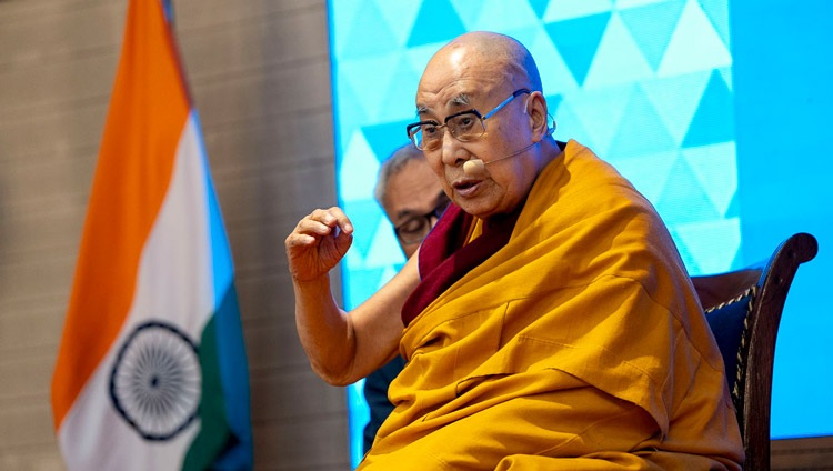 Su Santidad el Dalái Lama pronunciando la conferencia inaugural en memoria de TN Chaturvedi en el Instituto de Administración Pública de la India en Nueva Delhi, India, el 21 de enero de 2023. Foto de Tenzin Choejor