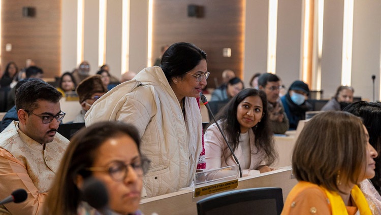 Una persona del público hace una pregunta a Su Santidad el Dalái Lama durante el programa del Instituto de Administración Pública de la India en Nueva Delhi, India, el 21 de enero de 2023. Foto de Tenzin Choejor