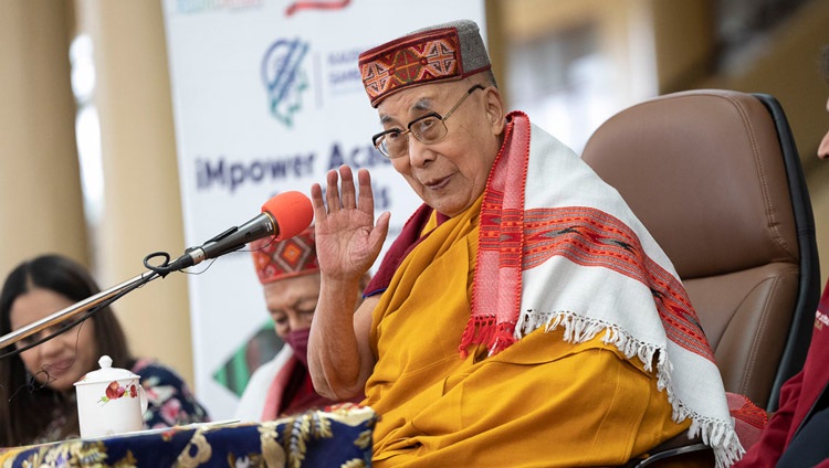 Su Santidad el Dalái Lama con un gorro tradicional himachalí y el chal que le ofreció el Presidente del M3M al comienzo de su reunión en el patio del Templo Tibetano Principal en Dharamsala, HP, India, el 28 de febrero de 2023. Foto de Tenzin Choejor