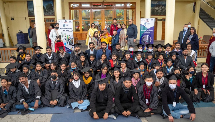 Miembros del público posando para una foto de grupo con Su Santidad el Dalái Lama al final del programa en el patio del Templo Tibetano Principal en Dharamsala, HP, India, el 28 de febrero de 2023. Foto de Tenzin Choejor