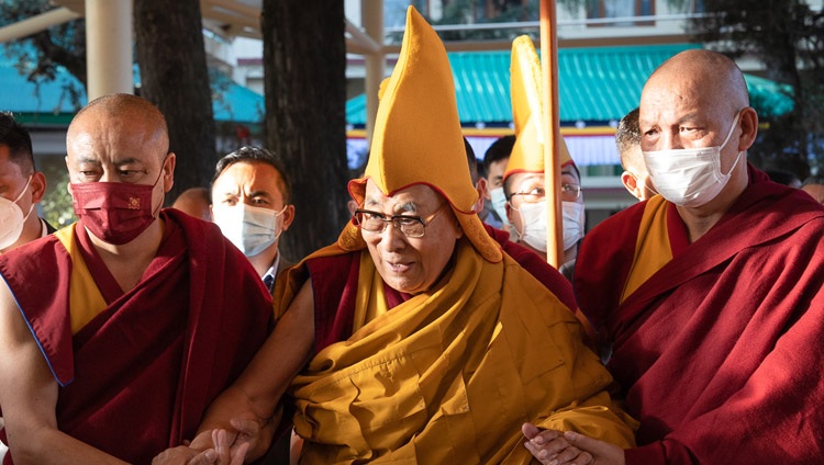 Su Santidad el Dalái Lama llegando al patio del Tsuglagkhang en Dharamsala, HP, India para leer un cuento de Jataka el 7 de marzo de 2023. Foto de Tenzin Choejor