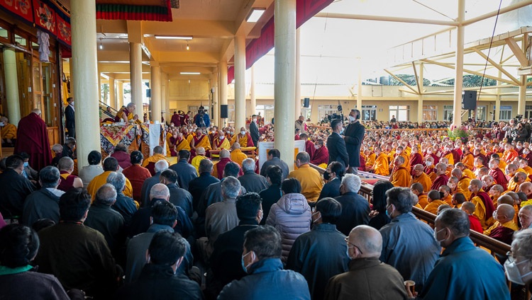 Vista de algunas de las más de 12.000 personas reunidas para escuchar a Su Santidad el Dalái Lama leer los cuentos de Jataka en el patio del Tsuglagkhang en Dharamsala, HP, India, el 7 de marzo de 2023. Foto de Tenzin Choejor