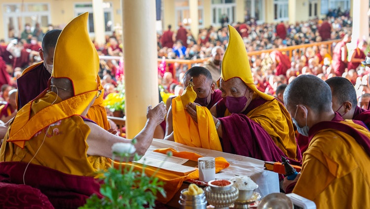 Ganden Tripa ofreciendo la triple representación del cuerpo, la palabra y la mente de la iluminación al comienzo de las enseñanzas en el patio del Tsuglagkhang en Dharamsala, HP, India, el 7 de marzo de 2023. Foto de Tenzin Choejor