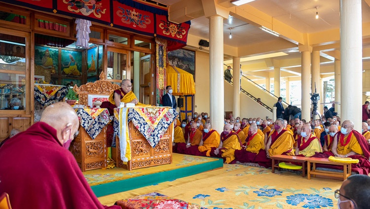 Su Santidad el Dalái Lama dirigiéndose a la congregación reunida para escuchar su lectura de los cuentos de Jataka en el patio del Tsuglagkhang en Dharamsala, HP, India, el 7 de marzo de 2023. Foto de Tenzin Choejor