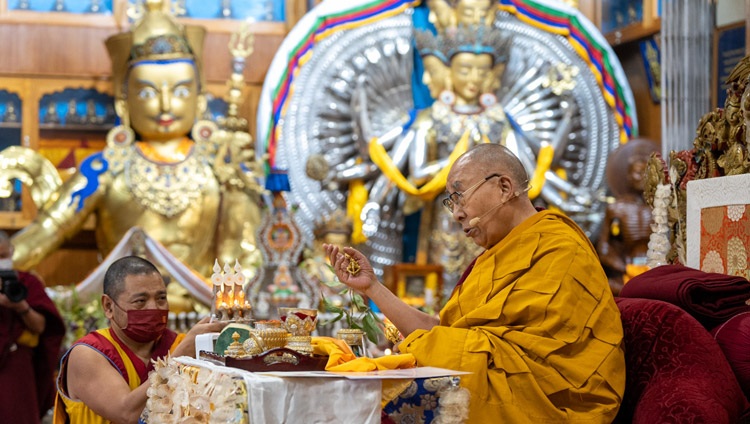 Su Santidad el Dalái Lama ofreciendo pasteles rituales para ahuyentar los obstáculos durante los preliminares de la iniciación de Chakrasamvara en el Tsuglagkhang de Dharamsala, HP, India, el 8 de marzo de 2023. Foto de Tenzin Choejor