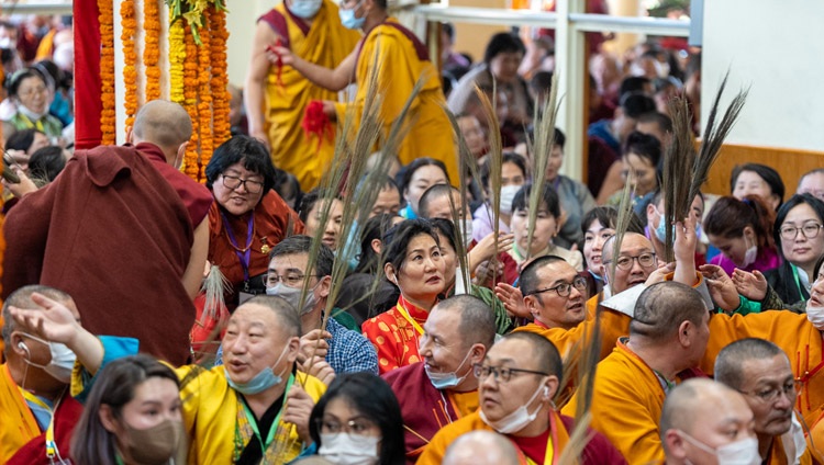 Iniciados sosteniendo hierba kusha mientras concluyen los preliminares de la iniciación de Chakrasamvara en el Tsuglagkhang de Dharamsala, HP, India, el 8 de marzo de 2023. Foto de Tenzin Choejor