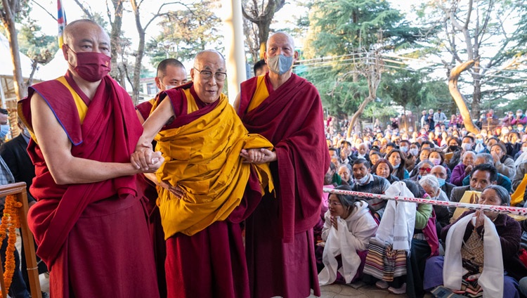 Su Santidad el Dalái Lama llegando al Tsuglagkhang para los preliminares de la iniciación de Chakrasamvara en Dharamsala, HP, India, el 8 de marzo de 2023. Foto de Tenzin Choejor
