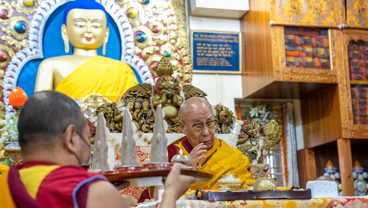 Su Santidad el Dalái Lama ofreciendo pasteles rituales a quienes pudieran obstaculizar la realización de la iniciación de Chakrasamvara en el Tsulagkhang de Dharamsala, HP, India, el 9 de marzo de 2023. Foto de Tenzin Choejor