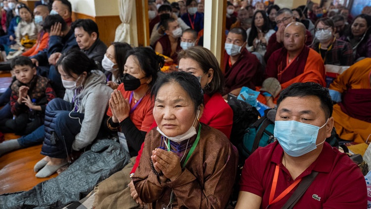 Miembros del público escuchando las palabras de Su Santidad el Dalái Lama en el Tsulagkhang de Dharamsala, HP, India, el 9 de marzo de 2023. Foto de Tenzin Choejor