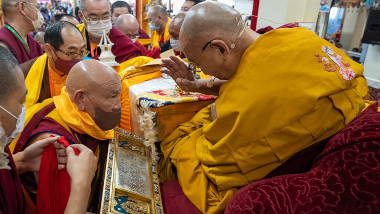 Miembros del público de Mongolia presentando ofrendas a Su Santidad el Dalái Lama durante las oraciones de larga vida tras la conclusión de la iniciación de Chakrasamvara en el Tsulagkhang de Dharamsala, HP, India, el 9 de marzo de 2023. Foto de Tenzin Choejor