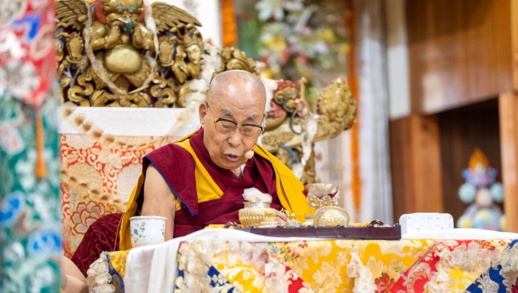  Su Santidad el Dalái Lama confiriendo la iniciación de Chakrasamvara en el Tsulagkhang de Dharamsala, HP, India, el 9 de marzo de 2023. Foto de Tenzin Choejor