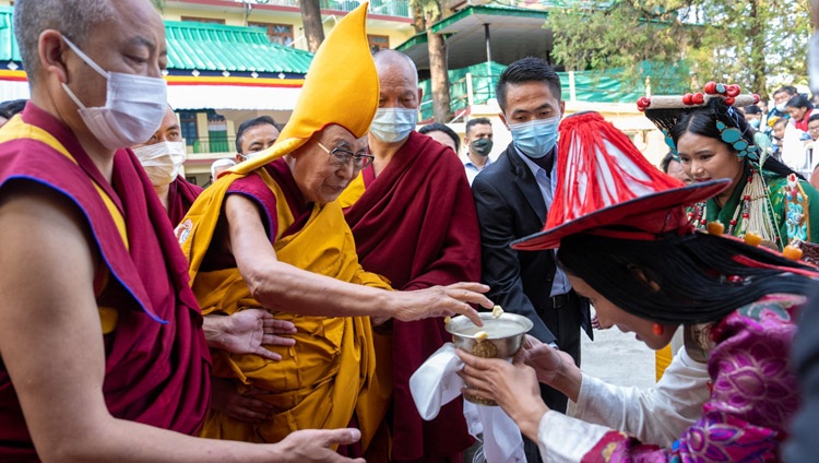 Artistas del Instituto Tibetano de Artes Escénicas ofreciendo a Su Santidad el Dalái Lama una bienvenida tradicional a su llegada al Templo Tibetano Principal en Dharamsala, HP, India, el 15 de marzo de 2023. Foto de Tenzin Choejor