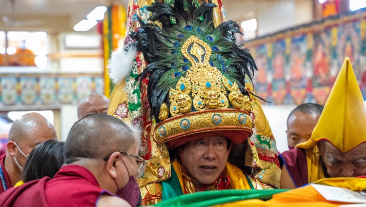 Oráculo de Nechung pidiendo a Su Santidad el Dalái Lama que tenga una larga vida durante la oración de larga vida ofrecida por la CTA en el Templo Tibetano Principal de Dharamsala, HP, India, el 15 de marzo de 2023. Foto de Tenzin Choejor