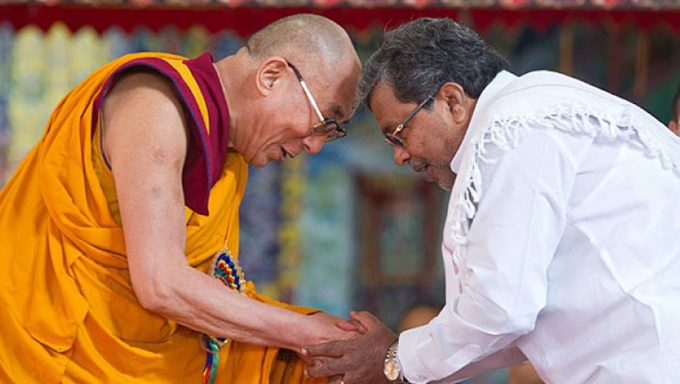 Su Santidad el Dalái Lama con el Ministro Principal de Karnataka, Siddaramaiah, durante las celebraciones del 78 cumpleaños de Su Santidad en el Monasterio de Sera Je en Bylakuppe, Karnataka, India, el 6 de julio de 2013. Foto de Tenzin Choejor